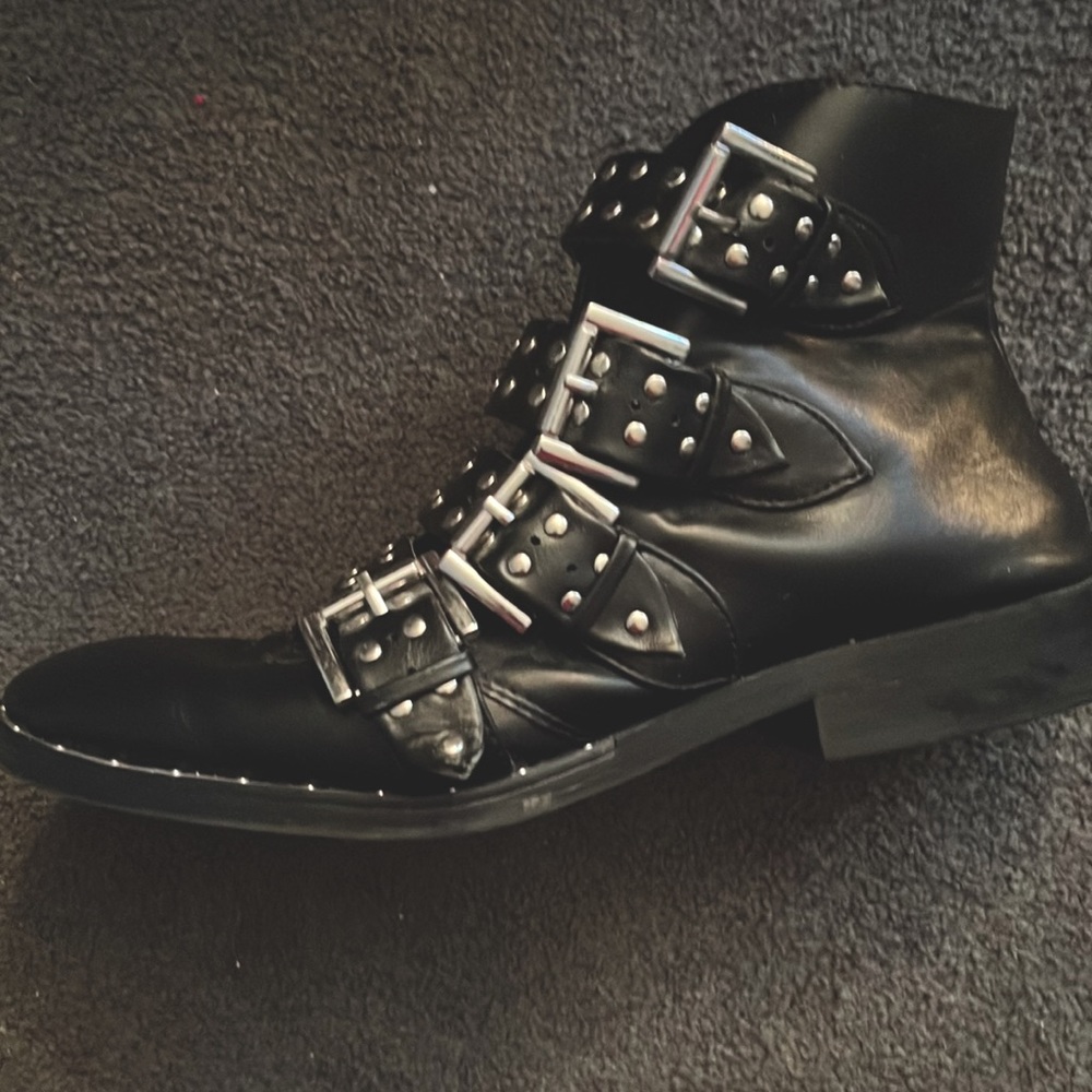 Black boots 9 1/2 gently used as you can see in the picture….Mossimo…..